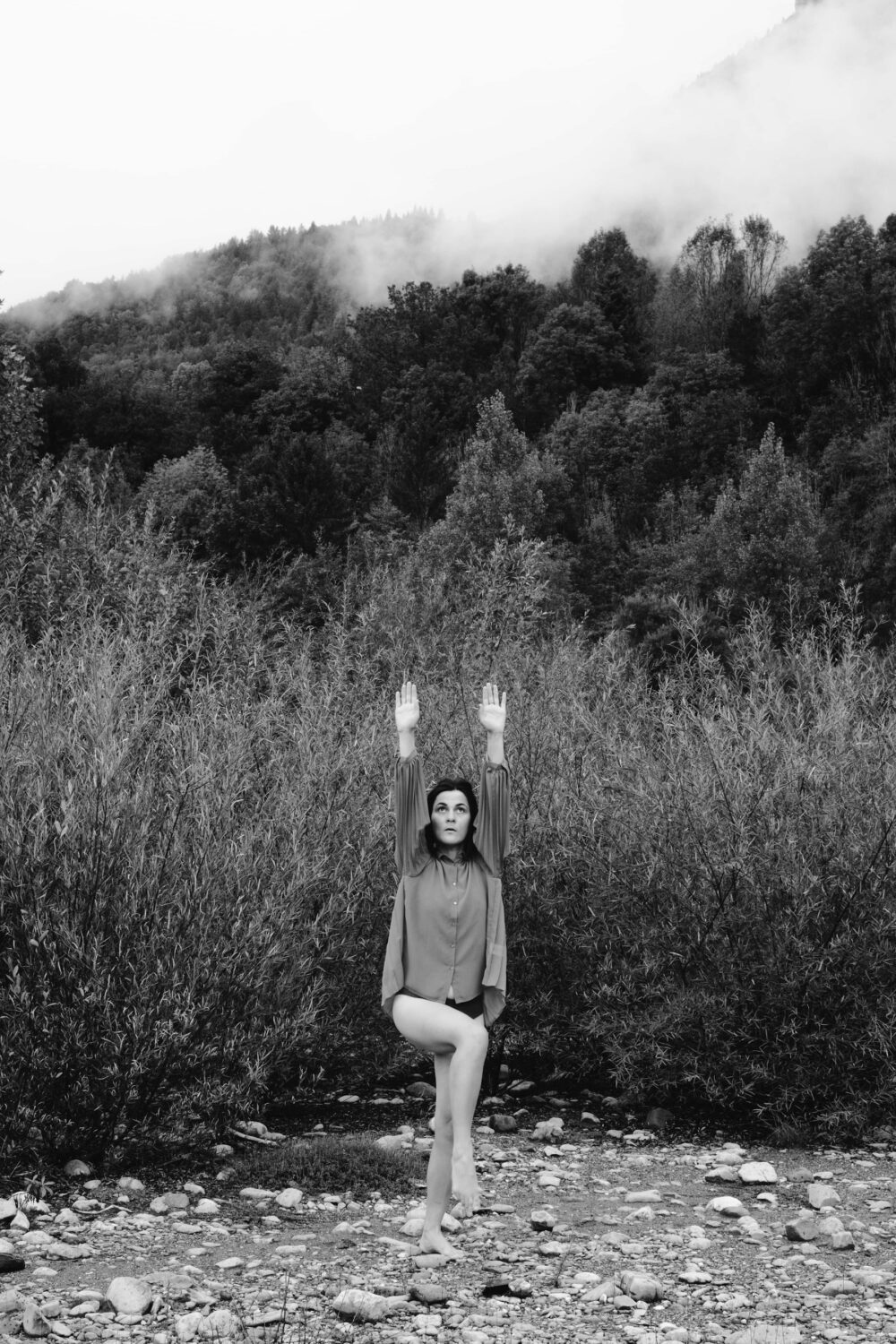 Žena cvičí v prírode ako symbol rovnováhy, pohybu a celostného wellness